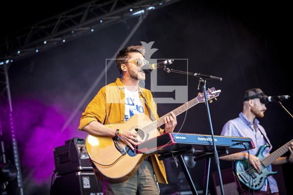 Picture by Peter Frankland. 23-08-24 The Vale Earth Fair 2024. Russell and the French Boys on the main stage. George Russell.