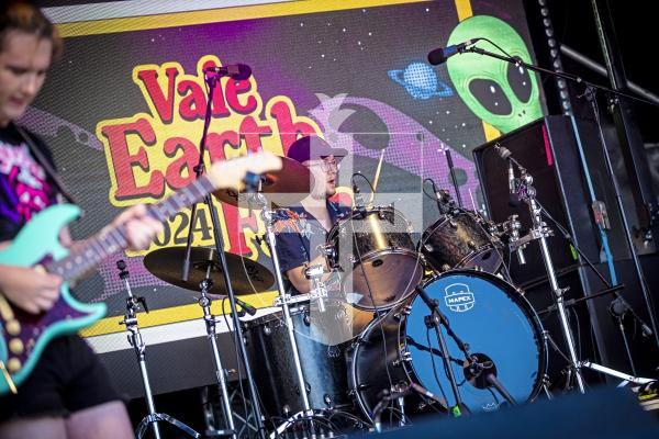 Picture by Peter Frankland. 23-08-24 The Vale Earth Fair 2024. Russell and the French Boys on the main stage.