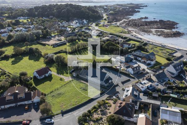 Picture by Peter Frankland. 04-10-24 This piece of land at Cobo (agricultural field) has gone on the market for £350k. The house opposite owns the land currently. Route de Cobo.