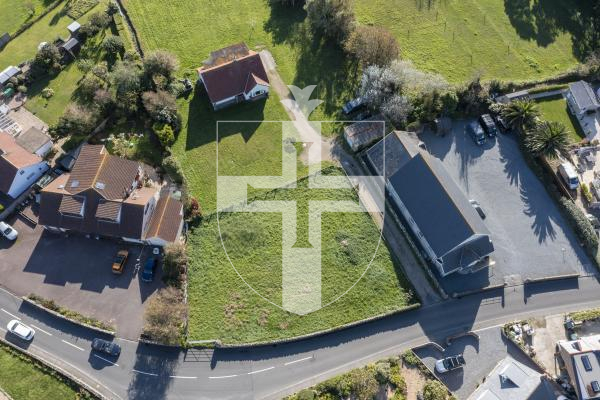 Picture by Peter Frankland. 04-10-24 This piece of land at Cobo (agricultural field) has gone on the market for £350k. The house opposite owns the land currently. Route de Cobo.