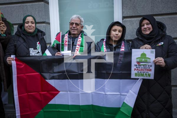 Picture by Luke Le Prevost. 02-12-23.
A large crowd gathered on Smith Street demonstrating for a Free Palestine from the ongoing conflict which has caused innocent casualties. L-R Fatima Kandili, Mustapha Achhab-Kandili, Yaseen Achhab-Kandili (15) and Daphne Achhab-Kandili.