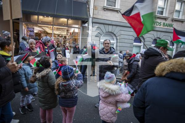 Picture by Luke Le Prevost. 02-12-23.
A large crowd gathered on Smith Street demonstrating for a Free Palestine from the ongoing conflict which has caused innocent casualties.