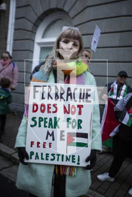 Picture by Luke Le Prevost. 02-12-23.
A large crowd gathered on Smith Street demonstrating for a Free Palestine from the ongoing conflict which has caused innocent casualties. Daisy Chapple