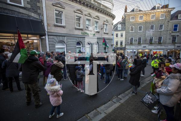 Picture by Luke Le Prevost. 02-12-23.
A large crowd gathered on Smith Street demonstrating for a Free Palestine from the ongoing conflict which has caused innocent casualties.