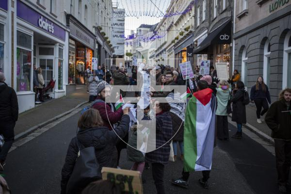 Picture by Luke Le Prevost. 02-12-23.
A large crowd gathered on Smith Street demonstrating for a Free Palestine from the ongoing conflict which has caused innocent casualties. A very long list of 5,000-6,000 names killed in Palestine (about a third of the total number) was unrolled along the street