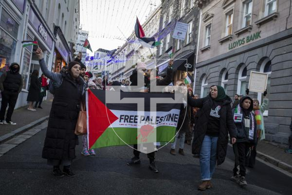 Picture by Luke Le Prevost. 02-12-23.
A large crowd gathered on Smith Street demonstrating for a Free Palestine from the ongoing conflict which has caused innocent casualties.