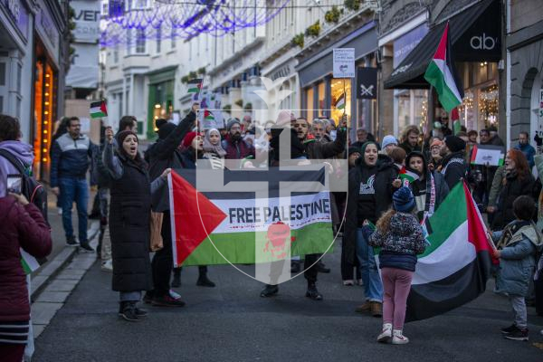 Picture by Luke Le Prevost. 02-12-23.
A large crowd gathered on Smith Street demonstrating for a Free Palestine from the ongoing conflict which has caused innocent casualties.