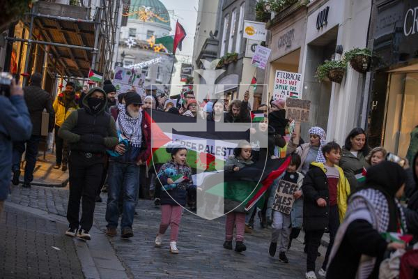 Picture by Luke Le Prevost. 02-12-23.
A large crowd gathered on Smith Street demonstrating for a Free Palestine from the ongoing conflict which has caused innocent casualties. The gathering paraded down High Street towards Market Steps