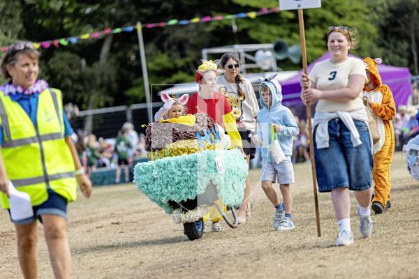 Picture by Sophie Rabey.  21-08-25.  North Show 2025 - Battle of Flowers.
Class G - Decorated Wheelbarrow, any flowers, any age, adult/child.
G1 - Hunny Pot : Harris Family