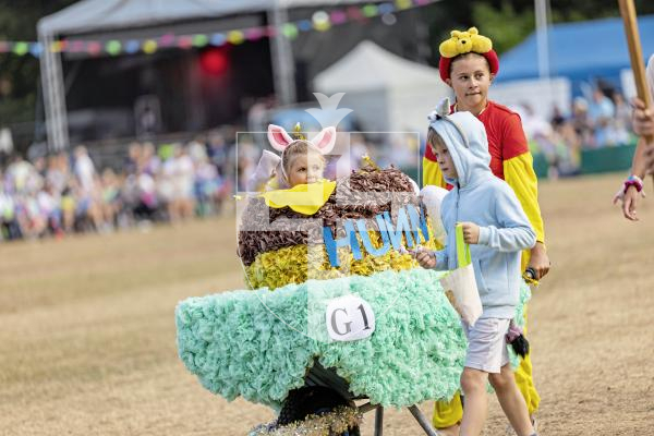 Picture by Sophie Rabey.  21-08-25.  North Show 2025 - Battle of Flowers.
Class G - Decorated Wheelbarrow, any flowers, any age, adult/child.
G1 - Hunny Pot : Harris Family