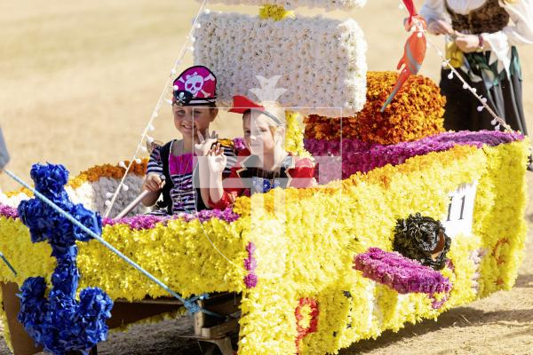 Picture by Sophie Rabey.  21-08-25.  North Show 2025 - Battle of Flowers.
Class I - Natural flowers, non-motorised, to be wheeled, drawn or carried.
I1 - Pirates from the North - Escape room : Le Page Families