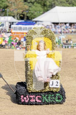 Picture by Sophie Rabey.  21-08-25.  North Show 2025 - Battle of Flowers.
Class J - Paper flowers, wheeled, drawn or carried.  Occupied by children only under 10 years.
J2 - Wicked : Esther, Leah and Lily May Peck
