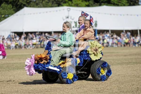 Picture by Peter Frankland. 21-08-25 North Show 2025 Battle of Flowers. Class M - Land Girls with a modern twist. Mollie and Daisy Boatwright-Smith and Poppy Troalic.