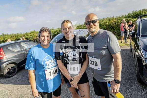 Picture by Sophie Rabey.  31-08-25.  Guernsey Mind / Investec 10k Challenge, starting at The Imperial and heading along the west coast.
The Twist Family, Julie and Bob with their daughter Lauren (middle).