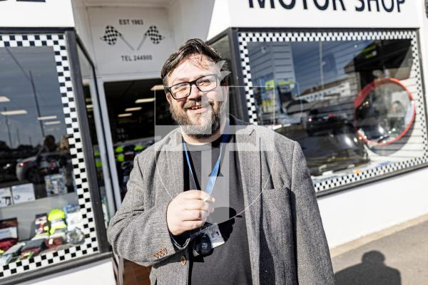 Picture by Sophie Rabey.  07-10-25.  Vox on The Bridge after the news of a tax increase on cigarettes and vapes.
Gordon Arnold.