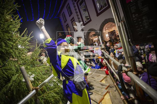 Picture by Sophie Rabey.  25-11-23.  Father Christmas comes to St Peter Port town to switch on the Christmas lights 2023.