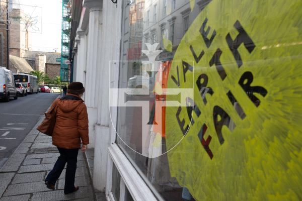 Picture by Tom Videlo. 27-01-24 A customer walks into the Vale Earth Fair's pop-up shop on Fountain Street on its last day. The shop aimed to raise money for the charity Medical Aid for Palestinians.
