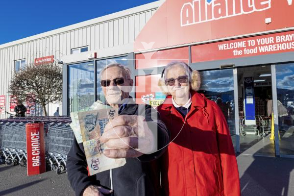 Picture by Peter Frankland. 06-01-26 Vox outside Alliance to see how much shoppers use cards vs cash for payments. Peter Edmonds and Violet Edmonds.