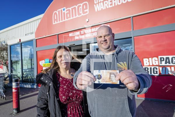 Picture by Peter Frankland. 06-01-26 Vox outside Alliance to see how much shoppers use cards vs cash for payments. Sophie-Ann Dunn and Kevin Dunn.