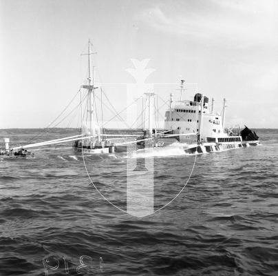 Picture by Guernsey Press. 28-05-65 Shipwreck of La Salle off L'eree / Rocquaine in 1965. Wreck.
LSSWPS