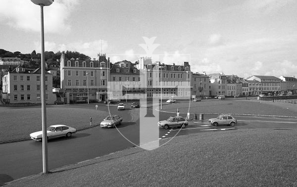 Picture by Guernsey Press.
Nostalgia Lookback feature.
13 Oct 1988. Neg number 2649/22a/88.
The Royal Hotel next to the roundabout on Glategny Esplanade.