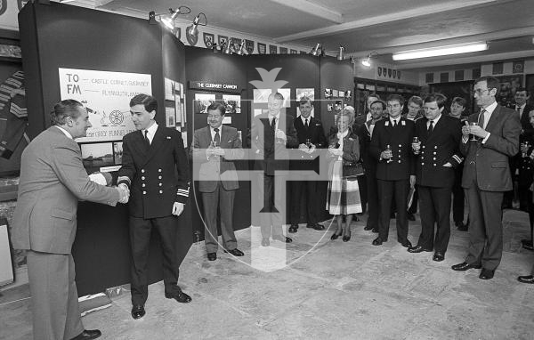 Original neg number 153/16/86
January 1986 Crew of HMS Guernsey bring a cannon found in the USA back to Guernsey.
HMSGPS
