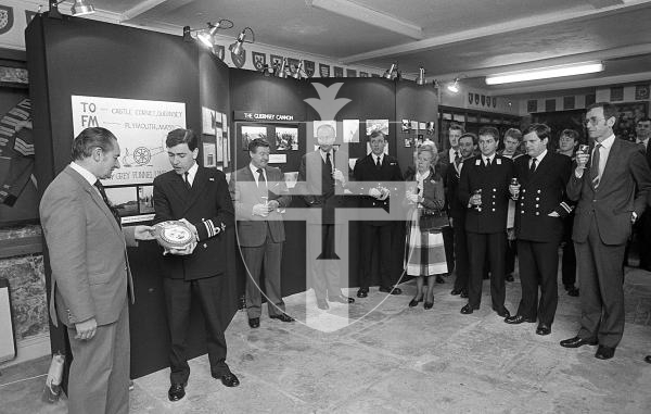 Original neg number 153/16/86
January 1986 Crew of HMS Guernsey bring a cannon found in the USA back to Guernsey.
HMSGPS