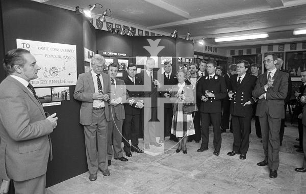 Original neg number 153/16/86
January 1986 Crew of HMS Guernsey bring a cannon found in the USA back to Guernsey.
HMSGPS
