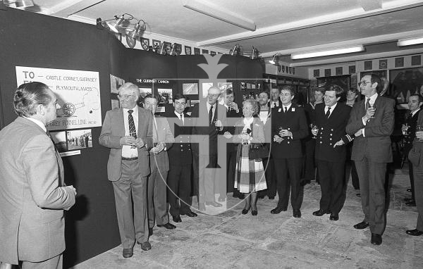 Original neg number 153/16/86
January 1986 Crew of HMS Guernsey bring a cannon found in the USA back to Guernsey.
HMSGPS