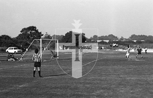Picture by Guernsey Press.
Neg number: 2783/71.
Colin Le Levre scoring a penalty