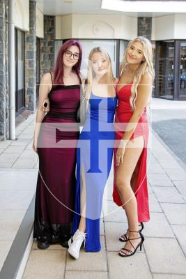 Picture by Sophie Rabey.  24-05-24.  Grammar School Sixth Form Prom 2024 at St Pierre Park.
L-R Caitlin Ferbrache (18), Callie Mauger (18) and Ellie Guymer (16).