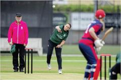 Claire Davies bowling to Analise Merritt